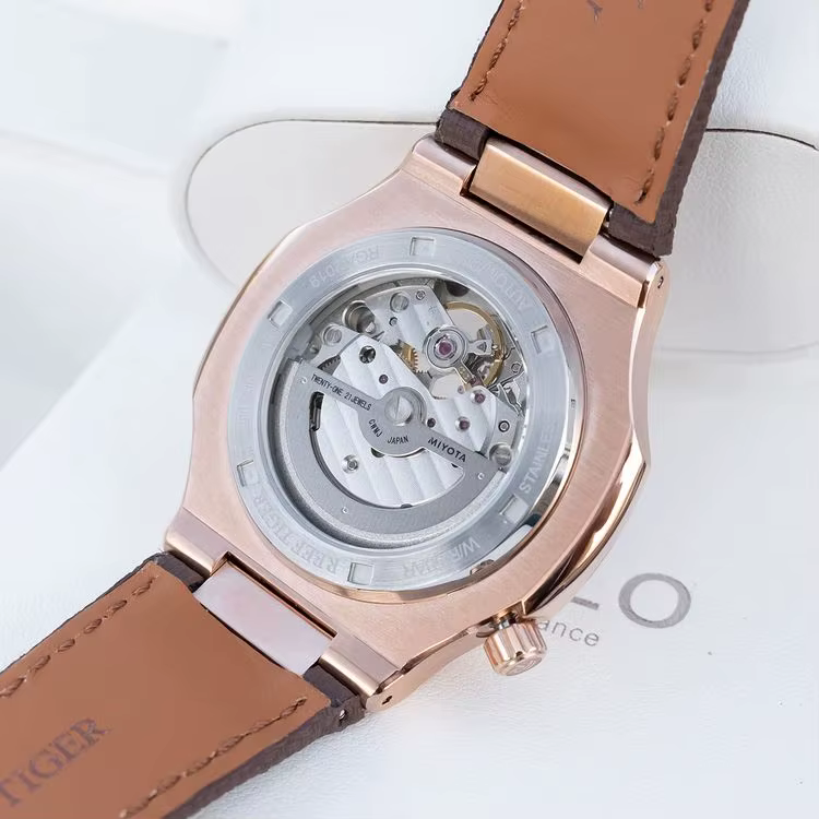 Récif tigre hommes montre automatique de luxe 44mm carré mécanique montre-bracelet saphir lumineux squelette cadran Date 24 heures