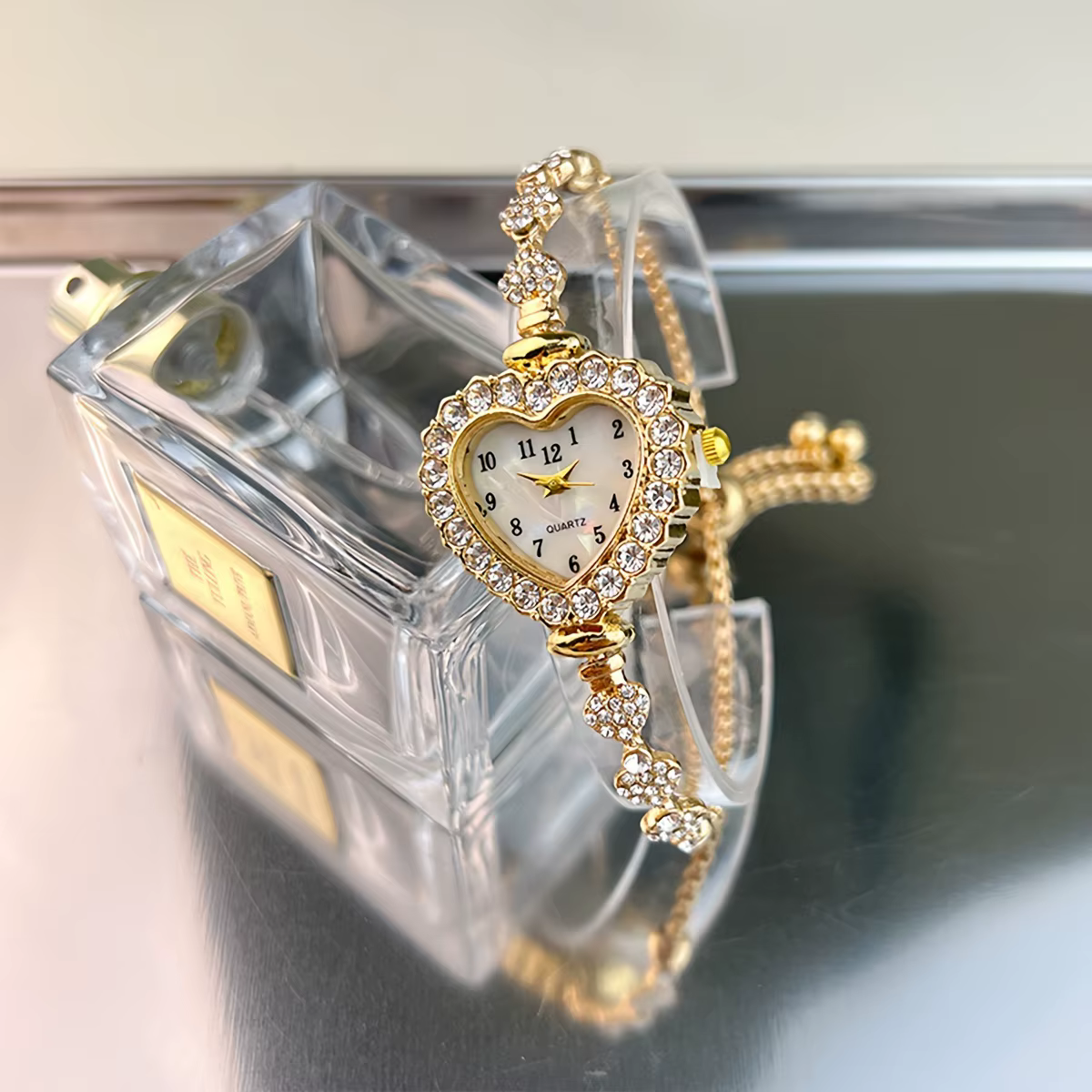 Montre femme coeur strass avec cadran étincelant et bracelet en alliage doré - Montre-bracelet à quartz compacte pour une élégance quotidienne