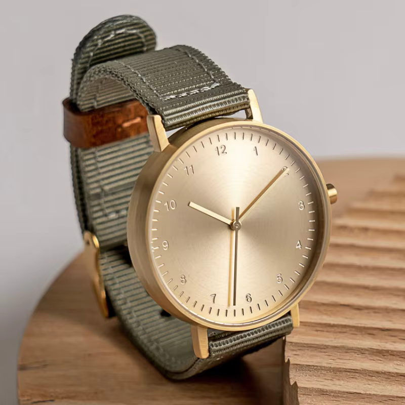 Montre à quartz avec mouvement