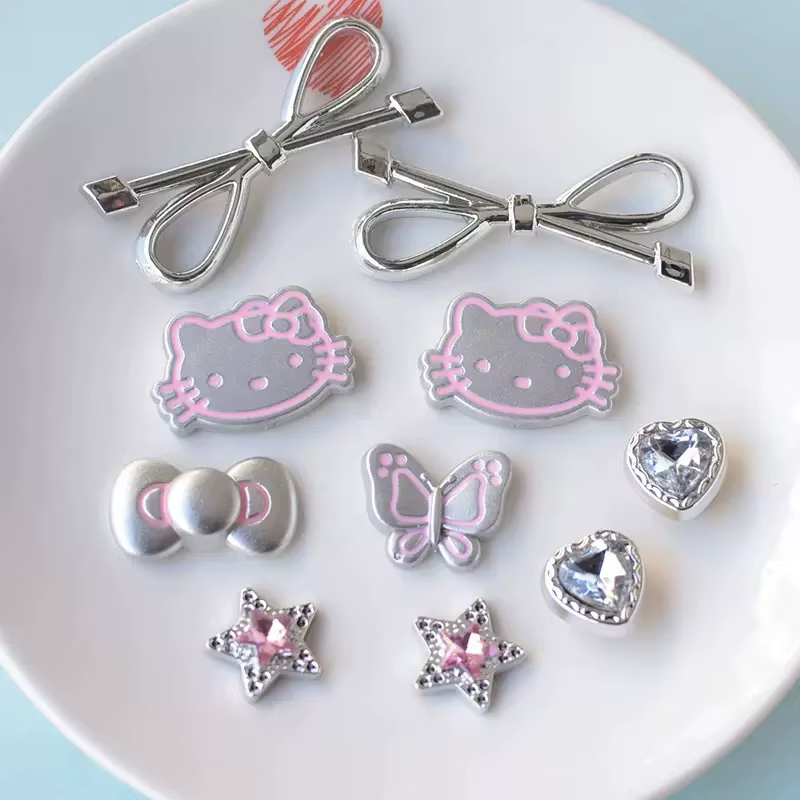 Ensemble de breloques pour chaussures Hello Kitty argentées