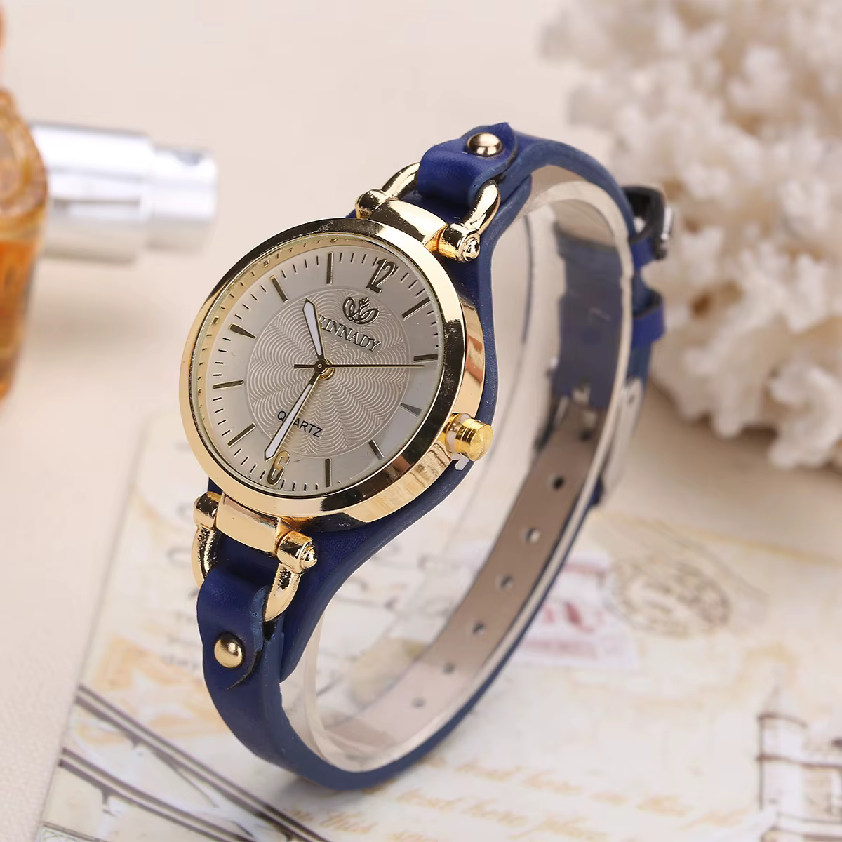Montres vintage ultra-fines à bracelet en cuir pour femmes