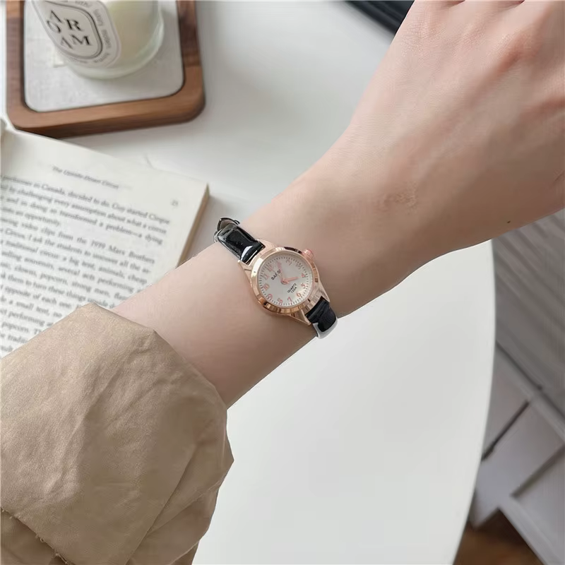 Petite montre à cadran pour femme | Ceinture fine | Design de luxe léger pour un style universitaire jeune et dynamique