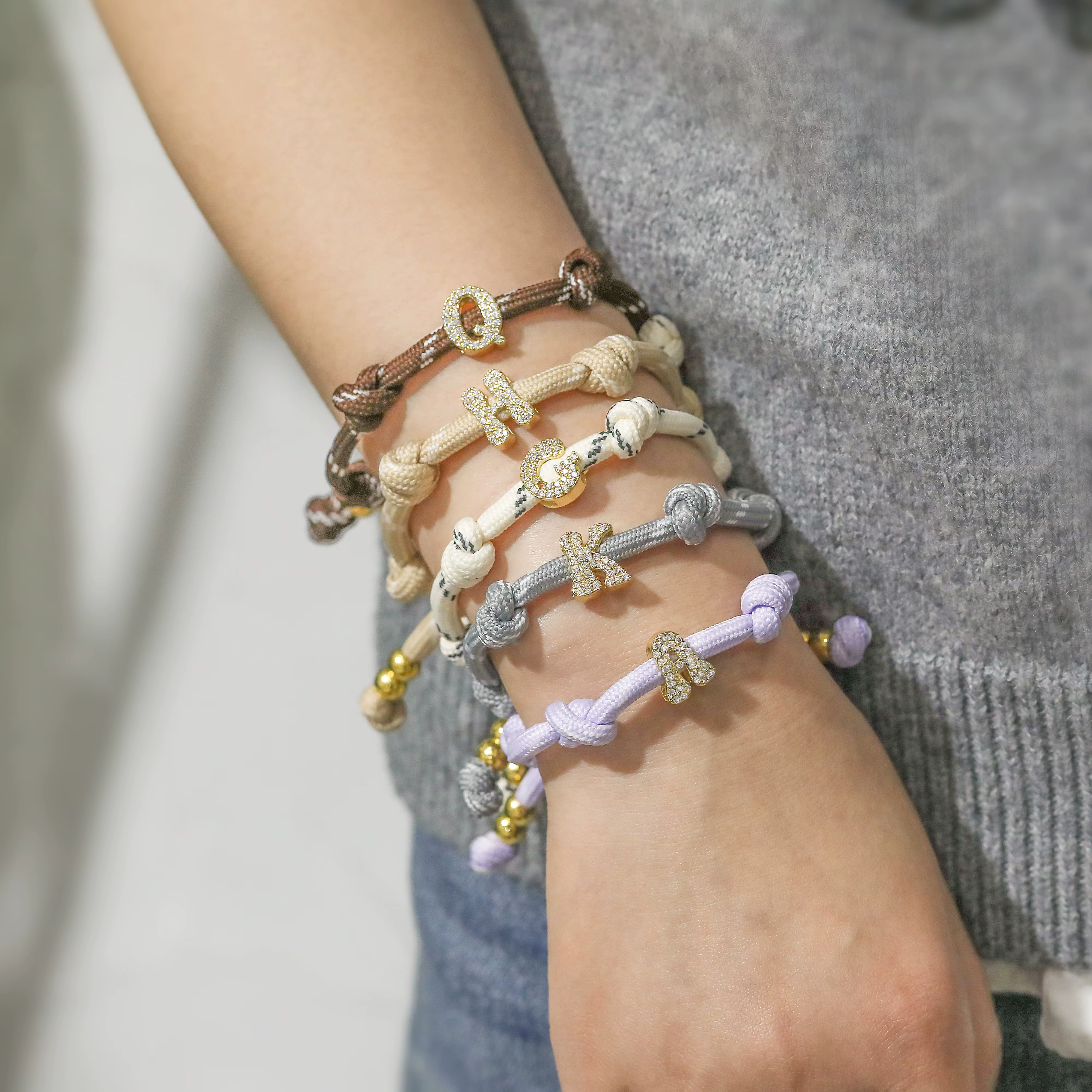 Bracelet tressé bicolore avec breloques alphabet A-Z