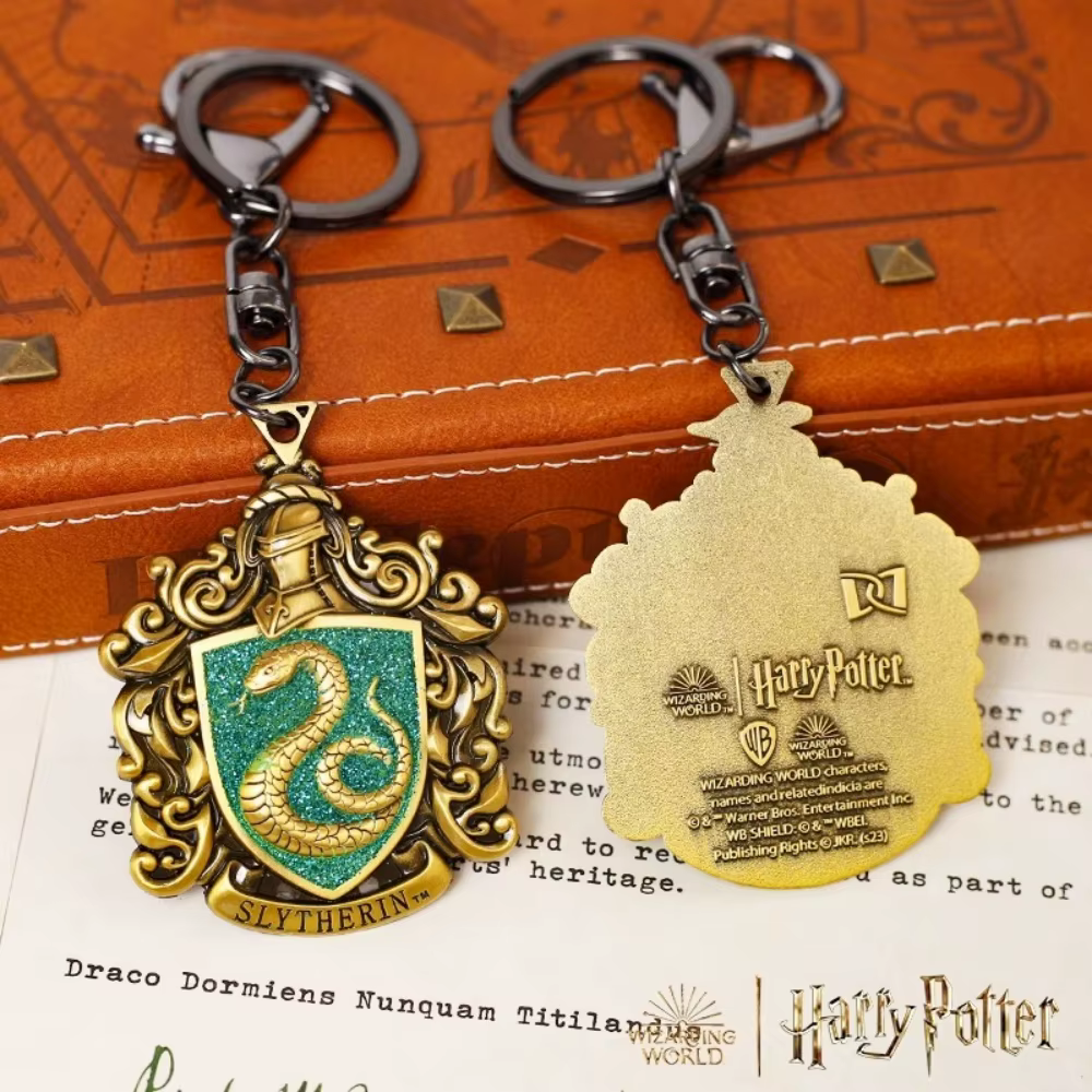 Porte-clés avec Badge en métal gaufré, véritable Harry Potter, accessoires de Cosplay, Film, télévision, sac à dos périphérique, ornements suspendus, cadeaux