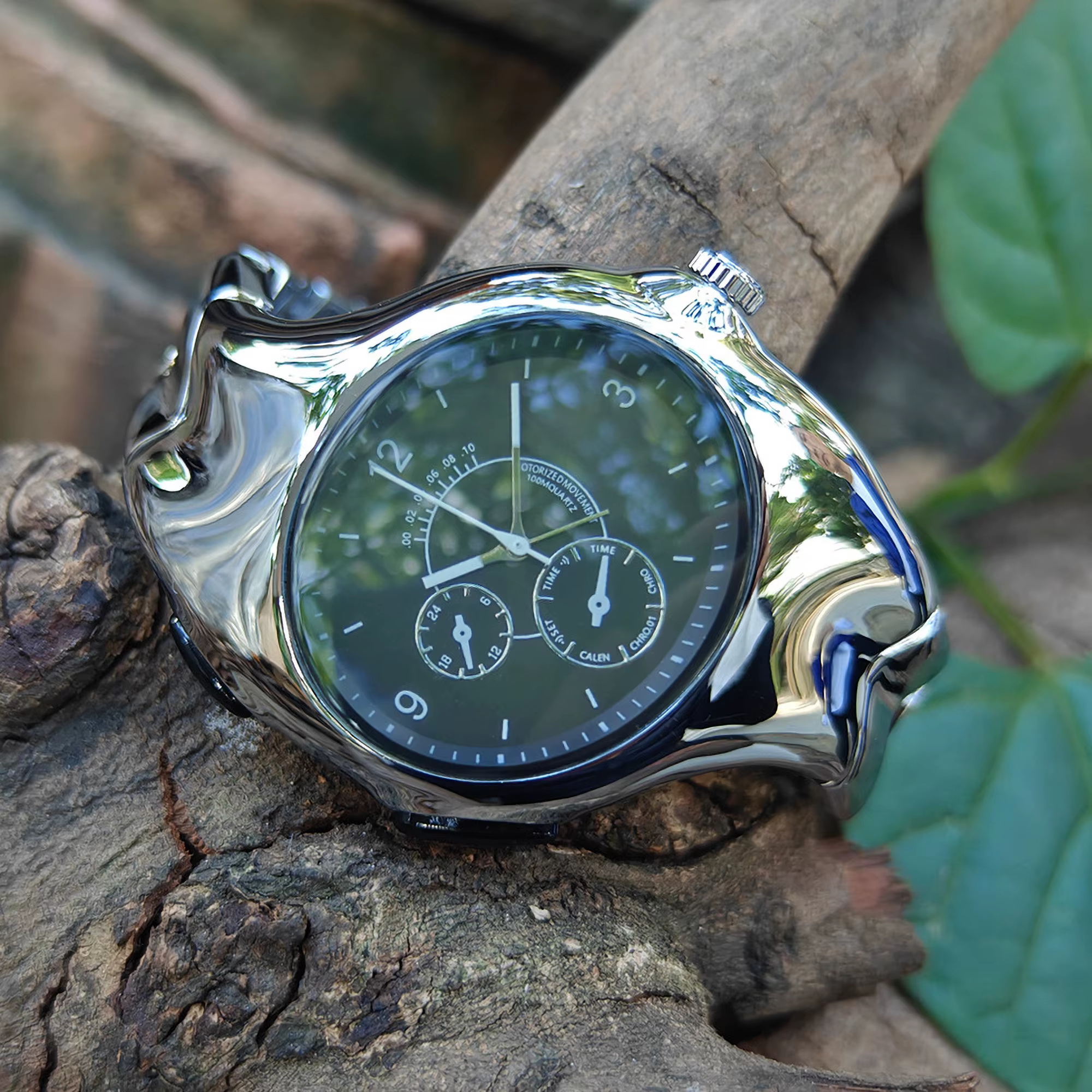 Montre OULM NEW Alien Retro Twisted Case Y2k Quartz pour homme, cadran argenté ovale, design unique et spécial, acier.