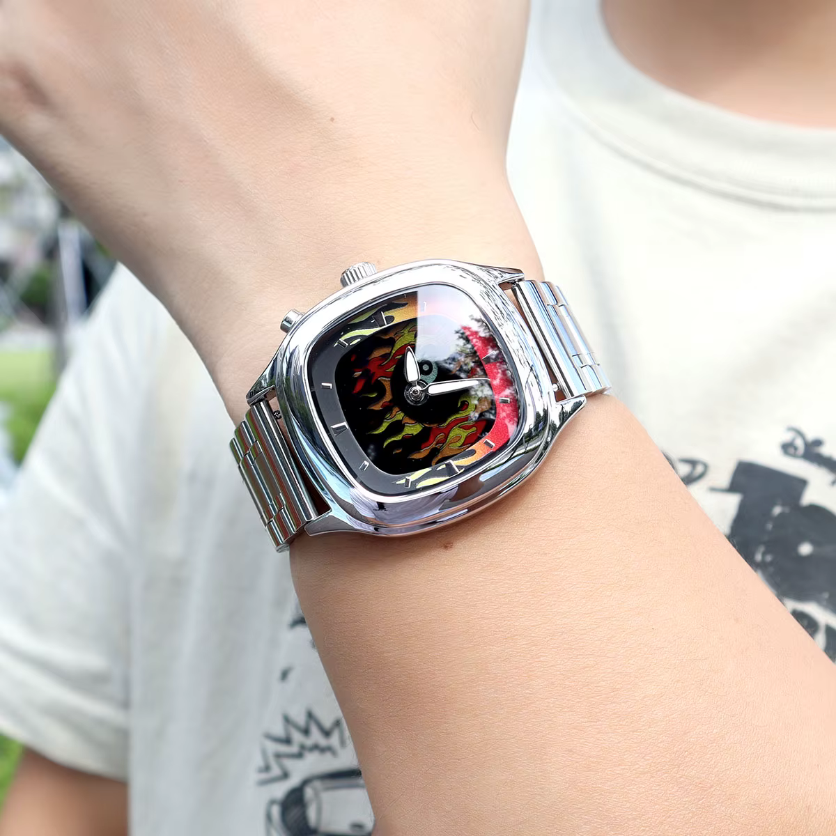 Montre rétro Millenium pour homme avec cadran flamboyant dynamique
