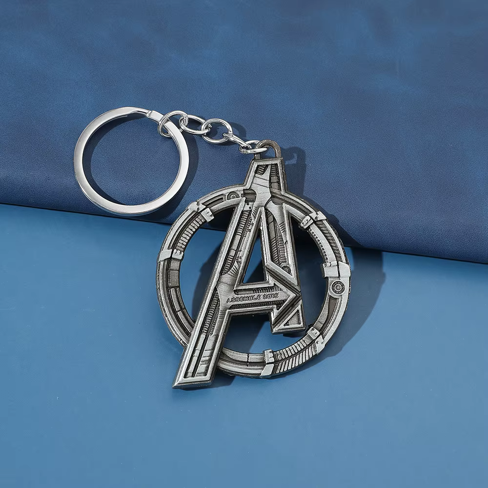 Porte-clés avec logo Avengers Tower Letter A, accessoires de Cosplay pour hommes et femmes, accessoires de sac à dos, cadeaux